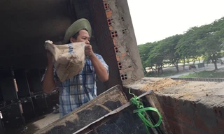 Công nhân làm việc ngoài giàn giáo công trình không bảo hộ, che chắn xung quanh.