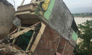 Hàng loạt ngôi nhà bị sạt lở hoàn toàn xuống sông ở phường Đồng Tiến (TP Hòa Bình).