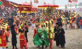 Các then rung chuông, múa quạt hộ tống đoàn rước tại lễ hội Ná Nhèm 2017. Ảnh: Lan Hương.