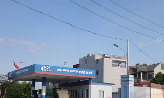 Một cây xăng lậu trên địa bàn quận Long Biên thời điểm tháng 5/2017. Ảnh: T.N.