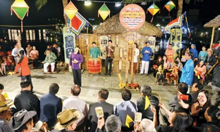 Ðội bài chòi của Trung tâm VH - TT Hội An tập hợp những nghệ sĩ của ba thế hệ, từ già đến trẻ, họ chung tay giữ gìn sức sống của nghệ thuật dân gian bài chòi. Ảnh: NVCC.