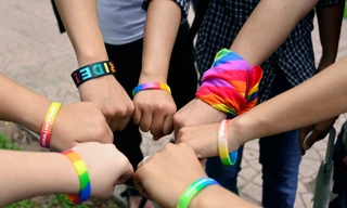 Cộng đồng LGBT (viết tắt của các từ tiếng Anh gồm Lesbian (đồng tính luyến ái nữ), Gay (đồng tính luyến ái nam), Bisexual (song tính luyến ái nam hoặc nữ), Transsexual/Transgender (hoán tính/người chuyển giới). Ảnh: Zing