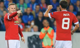 Rooney (trái) ăn mừng việc ghi bàn trở lại sau chuỗi 10 trận tịt ngòi. Ảnh: BPI.