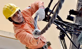 Ngành điện trước khi tăng giá cần có sự tham vấn ý kiến từ người mua. Ảnh: P.T.