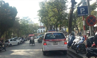 Chỉ được cấp phép cho đỗ taxi không quá 5 phút nhưng trên phố Đinh Tiên Hoàng đoạn Bà Kiệu đến Quảng trường Đông Kinh Nghĩa Thục đang trở thành bãi đỗ xe có thu phí cao.