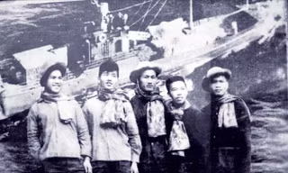 (Từ trái sang) Các thủy thủ tàu C235 Nguyễn Hồng Phong, Lê Duy Mai, Vũ Long An, Lâm Quang Tuyến, Hà Minh Thật còn sống trở về. Ảnh: Kiến Nghĩa chụp lại.