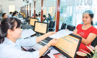 Cán bộ tiếp dân tại trung tâm hành chính công. Ảnh: Hồng Vĩnh.