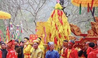 Lễ vật hoa tre sau khi dâng tại sân Rồng, đền Thượng sẽ được đưa vào hậu cung. Ảnh: Nguyên Khánh.