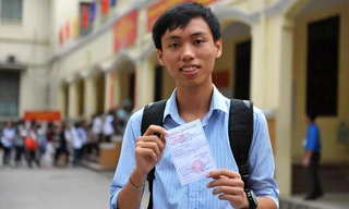 Nguyễn Thế Hoàn hoàn thành quyền và nghĩa vụ cử tri. Ảnh: Xuân Tùng.