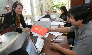 Làm sổ đỏ tại “một cửa” quận Ba Đình (Hà Nội).