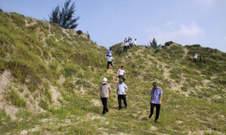 Đại diện các đoàn kiểm tra của cơ quan chức năng tại mỏ sắt Thạch Khê. Ảnh Minh Thùy.