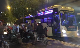 “Bến dù” trước số nhà 26 Phạm Hùng vẫn tái diễn dù Sở GTVT yêu cầu TTGT xử lý 2 tuần trước. Ảnh: Nguyễn Hoàn.