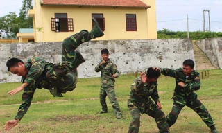 Các vận động viên trinh sát đặc nhiệm Tiểu đoàn 20, Bộ Tham mưu Quân khu 2 thực hiện nội dung thi kỹ thuật đánh bắt địch.