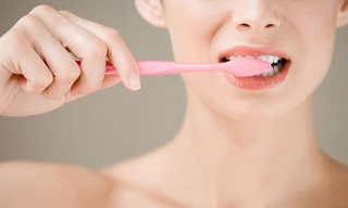 Đánh răng trong bóng tối để ngủ ngon