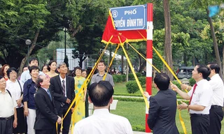 Phút mở băng đề biển tên phố Nguyễn Đình Thi. Ảnh: NMH.