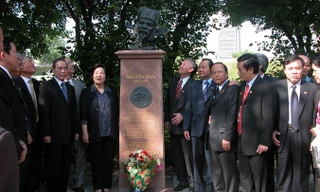 Thủ tướng Phan Văn Khải bên tượng Nguyễn Trãi ở Quebec, Canada (tháng 7/2005). Ảnh: XB.