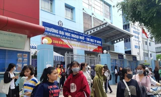 Cổng trường ĐH Huflit.