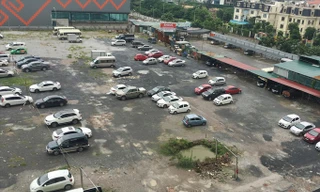 Tạm bợ nhưng bãi đỗ xe tại các khu nhà HH lại là điểm đỗ chính của người dân ở Linh Đàm.