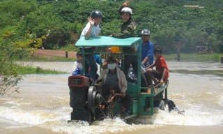 Xe công nông chở khách qua cầu đập tràn Trà Tập.