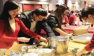 Bánh chưng gói giấy bạc của du học sinh tại Boston (Mỹ).