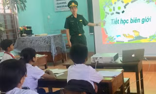 Cán bộ Đồn Biên phòng cửa khẩu quốc tế La Lay giảng dạy “Tiết học biên giới” tại một điểm trường ở huyện Đakrông. Ảnh: T.T.