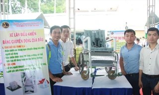 Các thành viên nhóm sáng chế bên chiếc xe lăn. Ảnh: Ngô Tùng.