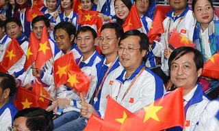 Bí thư thứ nhất T.Ư Đoàn, Lê Quốc Phong (thứ hai từ phải sang) cùng đoàn đại biểu Việt Nam tại Lễ khai mạc Liên hoan. Ảnh: Xuân Tùng.