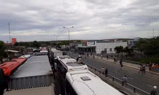 Người dân quá khích chặn quốc lộ 1A.