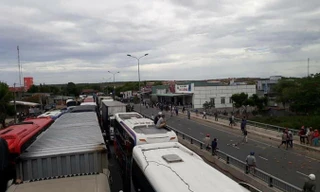 Người dân quá khích chặn quốc lộ 1A.