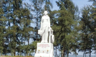 Bên tượng đài nữ anh hùng điệp báo