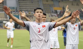 Duy Mạnh cùng các trung vệ Ðình Trọng, Tiến Dũng đã tạo nên tấm lá chắn thép trước khung thành thủ môn Bùi Tiến Dũng. Ảnh: HỮU PHẠM.