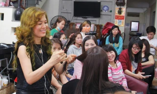 Chị Trần Thị Hòa vui vẻ làm tóc cho khách.