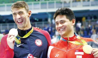 Joshep Schooling (phải) đánh bại cả huyền thoại Michael Phelp trên đường đua xanh tại Olympic Rio 2016.