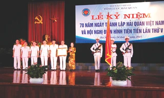 Phó Chủ tịch nước Nguyễn Thị Doan trao Huân chương Độc lập hạng Nhất cho Tổng cục Hải quan. Ảnh: Linh Lê.