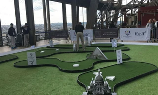 Sân golf trên tháp Eiffel.
