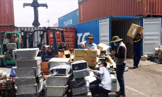 Nhiều lô hàng phế liệu tồn đọng tại cảng Cát Lái. Ảnh: Ngô Bình.