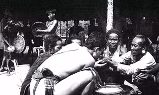 Yoo Condo đóng khố khi sống ở Sar Luk.