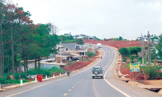 Đường Hồ Chí Minh hoàn thành, sử dụng từ 2006 đến nay vẫn nợ tiền XDCB. Ảnh: Sỹ Lực.