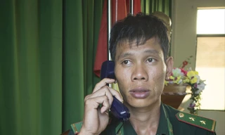 Trung úy Phạm Dương Nguyên trong ca trực. Ảnh: L.V.C.