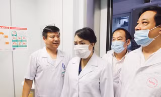 Bộ trưởng Nguyễn Thị Kim Tiến kiểm tra công tác phòng chống dịch MERS-CoV tại BV Bệnh Nhiệt đới T.Ư. Ảnh: Như Ý.