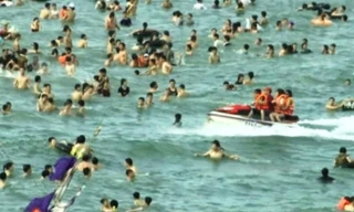 Mô tô nước vô tư xông vào biển người đang tắm ở Sầm Sơn. ẢNH: TRẦN LÊ.