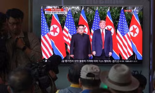 Người dân Hàn Quốc theo dõi cuộc gặp Trump-Kim trên truyền hình tại một nhà ga​. Ảnh chụp ngày 12/6 (Getty Images).