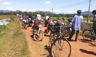 Người dân tập trung về đầm Trà Ổ để phản đối dự án Nhà máy điện mặt trời.