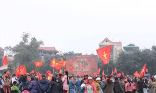 Người hâm mộ đổ về quê Quang Hải chúc mừng.