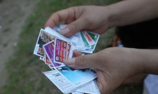 Giả danh cán bộ ngân hàng, lừa nhận hàng trăm thẻ cào điện thoại