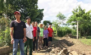 Đường đi chung của các hộ dân bị cấp sổ đỏ cho một hộ dân khiến giao thông bị ngăn cản.