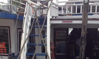 Các chủ tàu dùng dây thừng rào chắn không cho khách lên boong tàu ngắm cảnh.