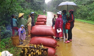 Bà con bán cà phê ngay trên đường.