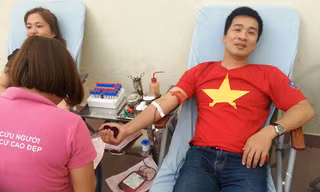 Anh Vũ Minh Lý trong một lần hiến máu tình nguyện.