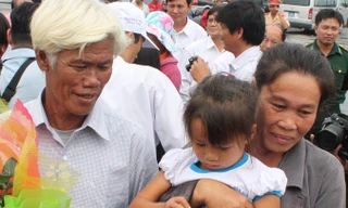 Cô bé Nguyễn Thị Thắng và cha mình tại cảng Dung Quất tháng 10/2010.